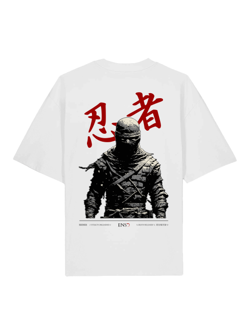 ENSO NINJA Kollektion – japanisch inspirierte Streetwear mit minimalem Ninja-Motiv und Oversize-Fits, ENSO NINJA Oversize T-Shirt – 100 % Bio-Baumwolle, 200 GSM, minimalistischer Ninja-Print, Unisex, Detailansicht NINJA-Print – scharfe Kanten, hoher Detailgrad, ENSO Streetwear, ENSO NINJA Look – minimalistischer Oversize-Style, japanisch inspiriert, Silence is strength