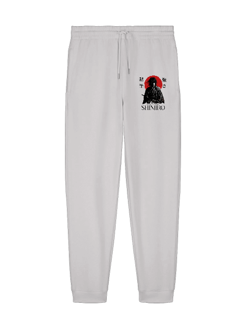 ENSO SHINJIRO Jogginghose – 100 % Bio-Baumwolle, 350 GSM, klarer Unisex-Fit mit Samurai-Print, Detailansicht SHINJIRO-Print – scharfe Linien, hoher Detailgrad, ENSO Streetwear, SHINJIRO Look – minimalistischer Oversize-Style, Zen-Ästhetik, Silence is strength
