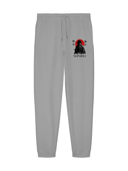 ENSO SHINJIRO Jogginghose – 100 % Bio-Baumwolle, 350 GSM, klarer Unisex-Fit mit Samurai-Print, Detailansicht SHINJIRO-Print – scharfe Linien, hoher Detailgrad, ENSO Streetwear, SHINJIRO Look – minimalistischer Oversize-Style, Zen-Ästhetik, Silence is strength