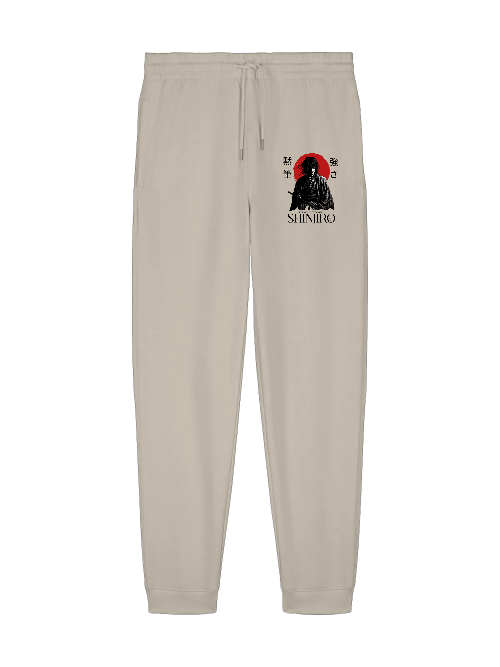 ENSO SHINJIRO Jogginghose – 100 % Bio-Baumwolle, 350 GSM, klarer Unisex-Fit mit Samurai-Print, Detailansicht SHINJIRO-Print – scharfe Linien, hoher Detailgrad, ENSO Streetwear, SHINJIRO Look – minimalistischer Oversize-Style, Zen-Ästhetik, Silence is strength